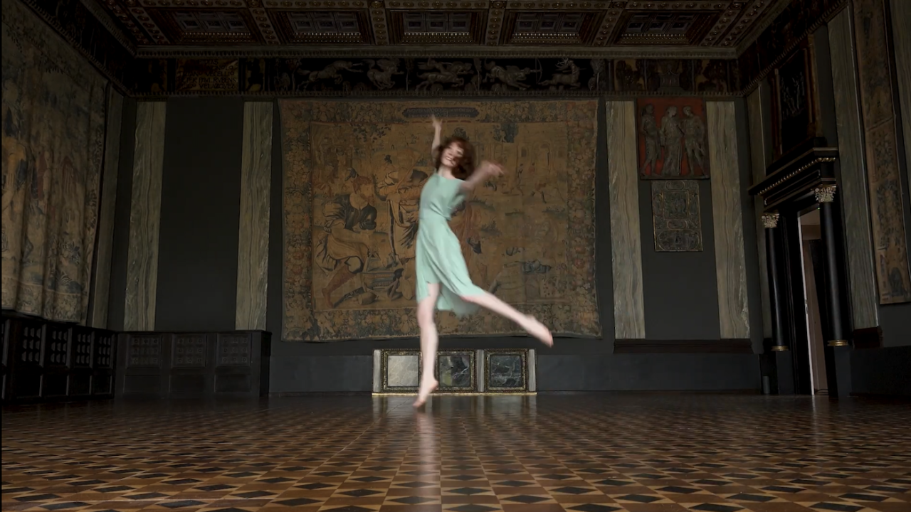 Emily Schofield interpretiert "Moment Musical" von Isadora Duncan im Museum Villa Stuck für die Digitale DANCE History Tour (2021) - Filmische Dokumentation: Benedict Mirow, © Munich Dance Histories 